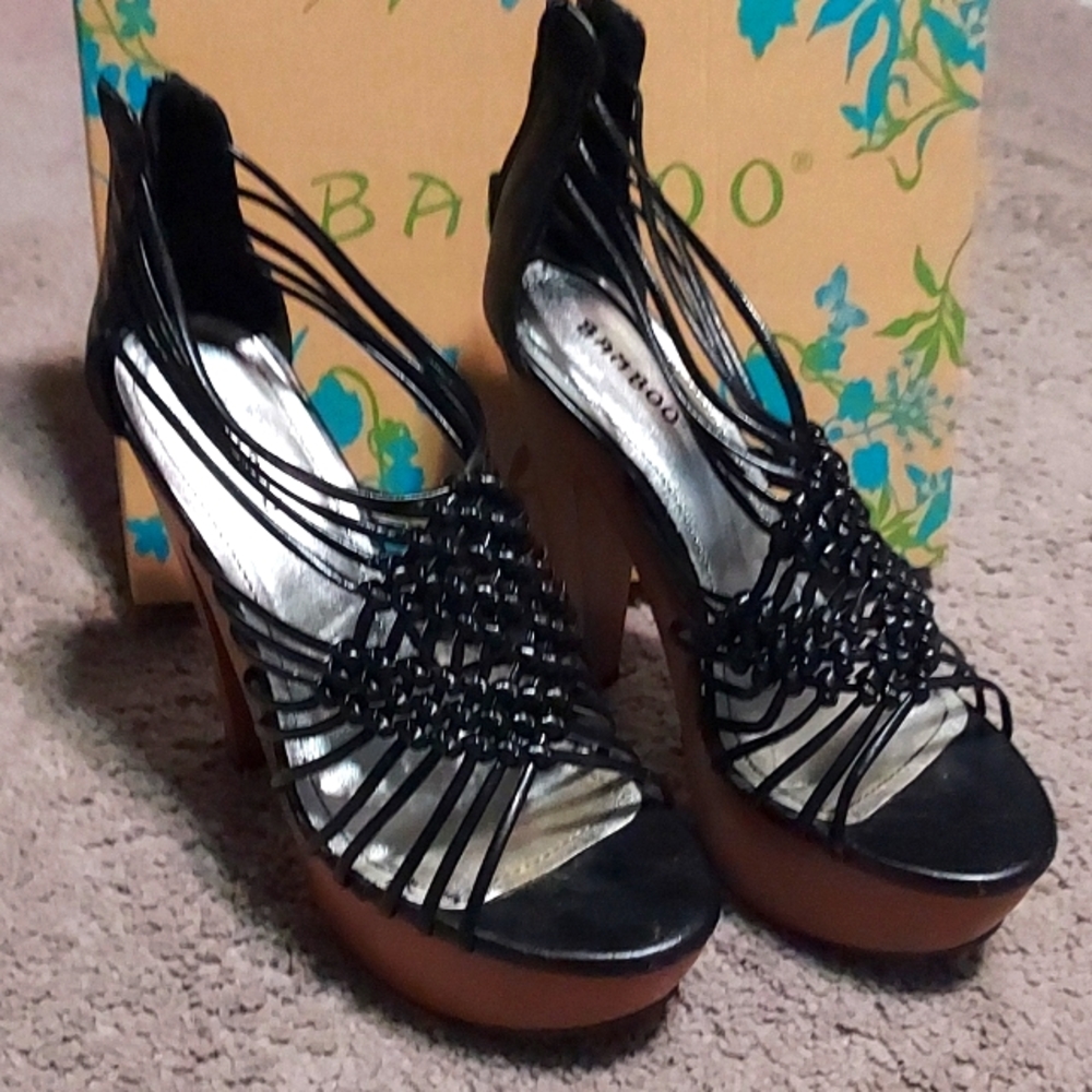 Bamboo black platform sandal size 7